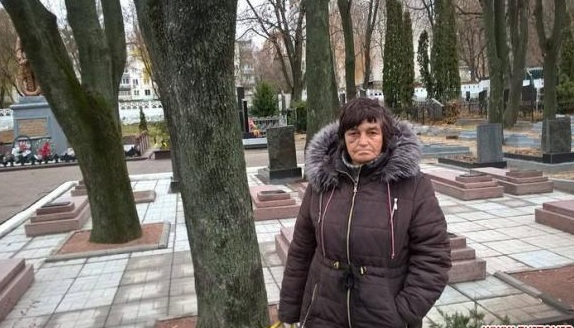У Житомирі мати загиблого воїна спіймала жінку, яка викрадала з могил бійців квіти