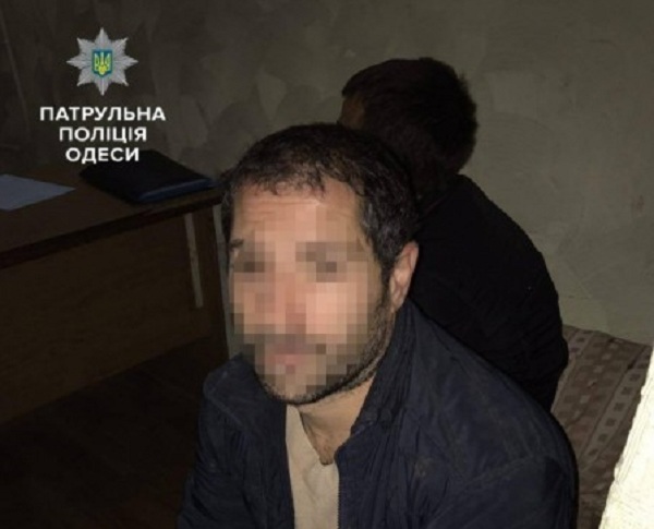 В Одессе двое домушников разбили кувалдой стену, чтобы сбежать от полиции