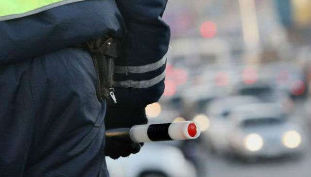 В России буйный водитель бросил столб в машину нарушителя ПДД