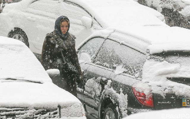 Сильные снегопады в Украине задерживают поезда и самолеты