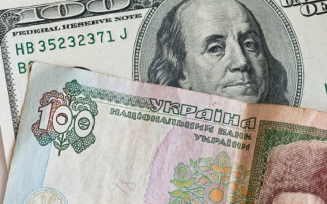Гривна снова падает: Нацбанк понизил официальный курс