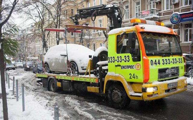 В Киеве эвакуируют авто, которые мешают снегоуборочной технике