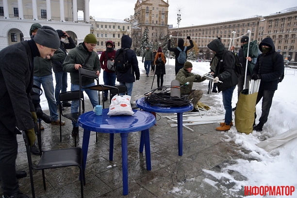 Над алеєю Героїв Небесної Сотні вивісили банер проти поліцейської держави