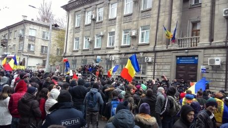 У Кишиневі масові протести через перемогу Додона