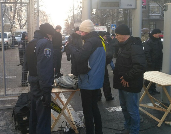 Поліція виявила травматичну зброю у кількох протестувальників у центрі Києва (фото)