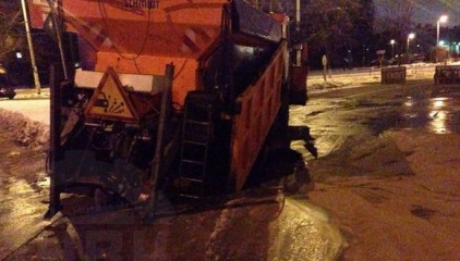 В Киеве асфальт ушел из-под колес (фото)