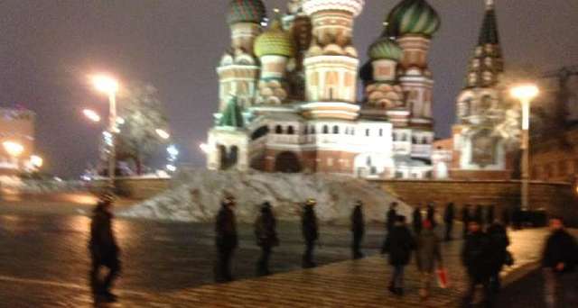 В Москве силовики оцепили Красную площадь