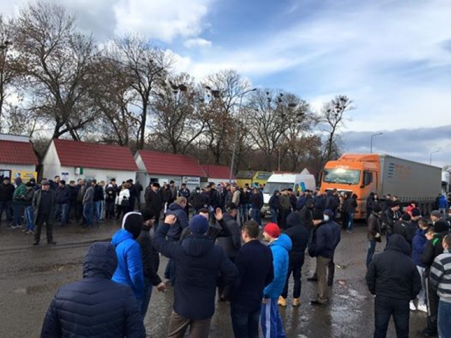 Водії перекрили міжнародну трасу біля Чернівців