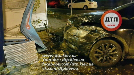 Сети бурно обсуждают ужасное избиение девушки-копа в Киеве