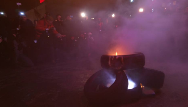 Радикалы с Майдана идут к офису Медведчука