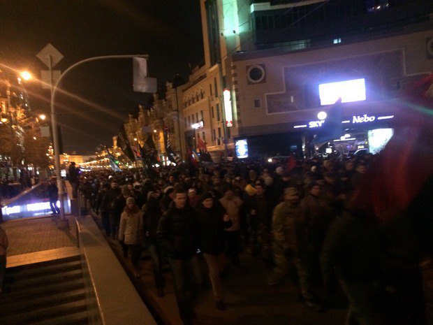 Митингующие разгромили “Сбербанк России” в центре Киева