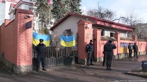 Біля консульства Росії у Львові активісти встановили «зелених чоловічків»