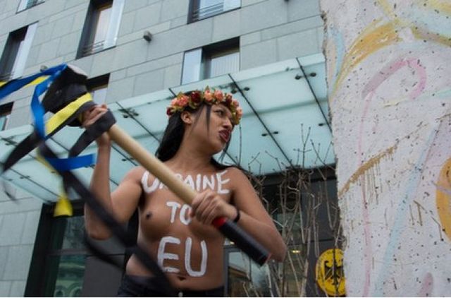 Голая атака: немецкое посольство в Киеве не знало, как отбиваться. ВИДЕО