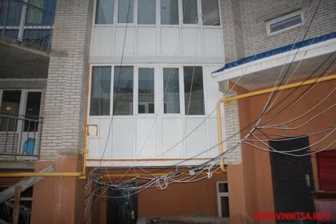 Дім під напругою. До вінницької 9-поверхівки електрика подається через кабелі, що тягнуться по стінах будинку