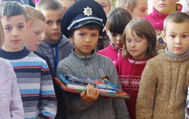 На Хмельниччині нагородили 9-річного школяра, який врятував свою меншу сестру від згвалтування (фото)