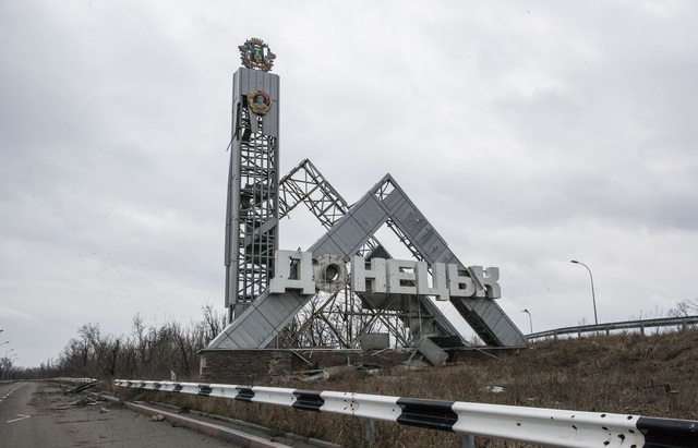 Вечерний Донецк сотрясается от мощных звуков боя, жители в панике