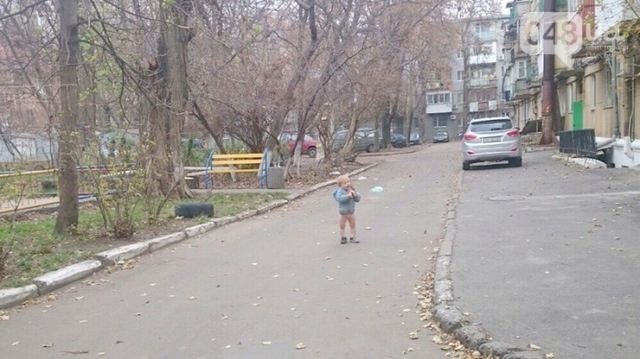 В Одессе пьяная мать оставила голого ребенка на холоде