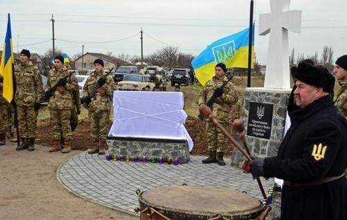 На Херсонщині встановили пам’ятник кримчанам, які загинули за Україну. ВІДЕО