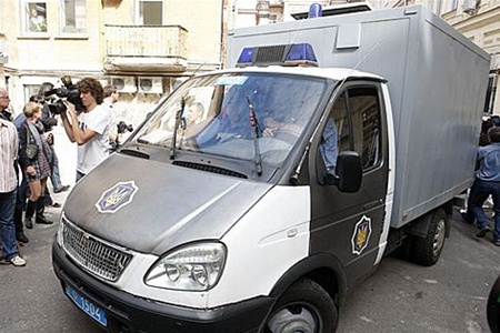 Допрос Януковича: За «беркутовцами» приехала колонна автозаков