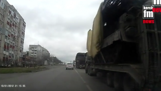 В оккупированную Керчь прибыла очередная военная колонна россиян