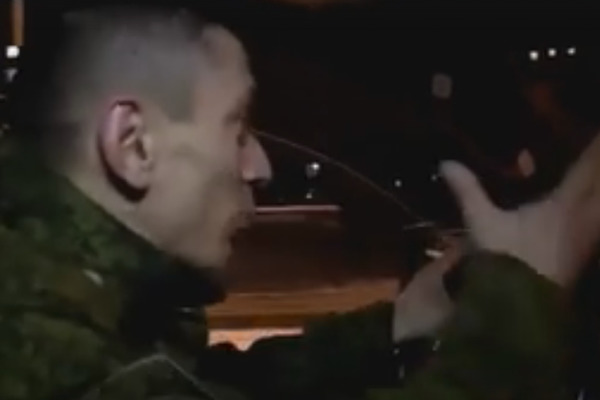 Французские журналисты показали, как перепуганный дончанин вымаливает прощение у пьяного российского "освободителя" (видео)