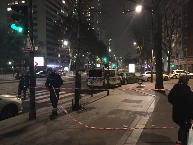 В Париже вооруженный мужчина захватил заложников
