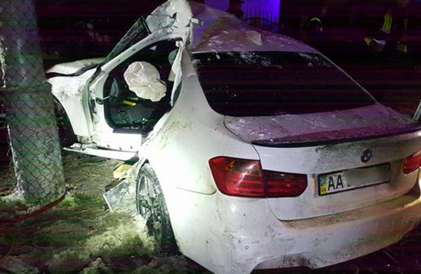 В Киеве BMW на большой скорости вылетел в столб