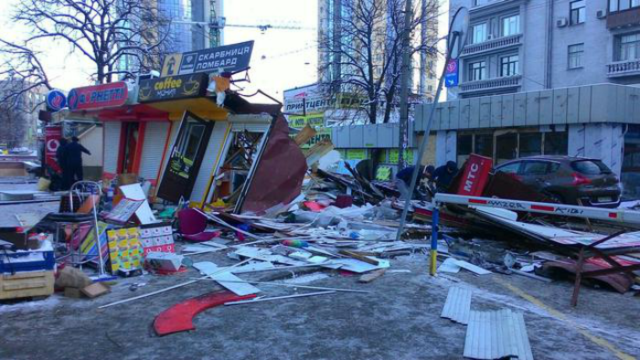 В Киеве ночью неизвестные разгромили рынок возле метро