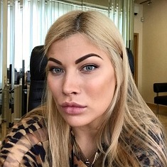 Мати гламурної екс-депутатки отримала службову квартиру на 165 квадратів