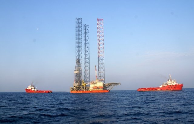 Морские "пираты". Военный корабль России кружит вокруг украденных украинских "вышек Бойко"