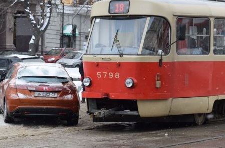 В Киеве автоледи припарковала авто и заблокировала 8 трамваев