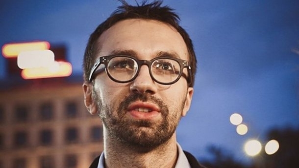 В кулуарах представник НАЗК з протоколом бігав за Лещенком