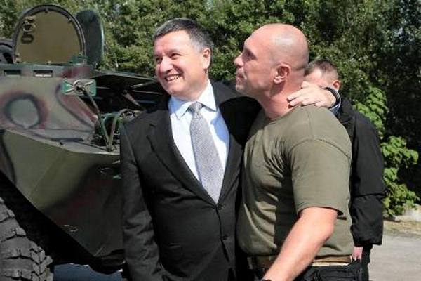 СМИ узнали, кому щедро раздавал оружие Аваков