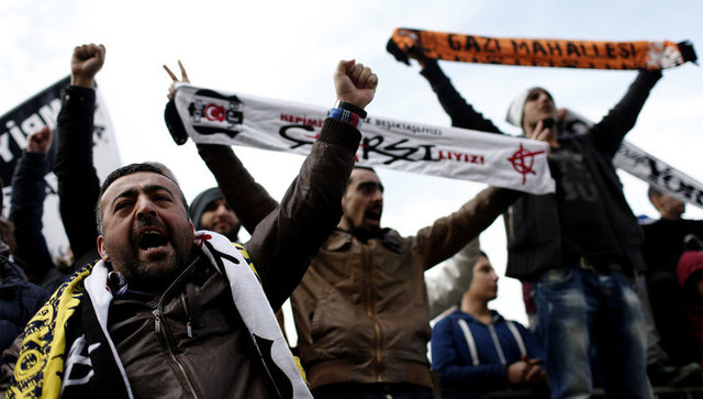 Турецкие болельщики показали свою «культуру» в аэропорту Жуляны