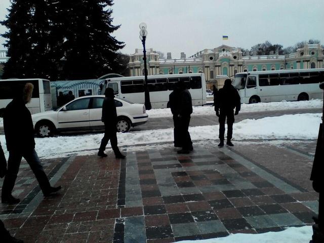 Раду сегодня охраняют «люди в черном»