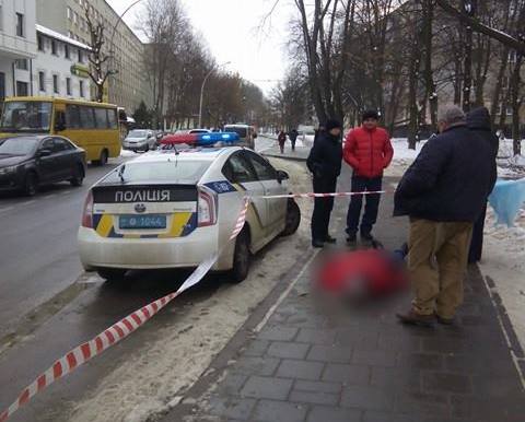 У Львові чоловік впав на тротуарі і помер