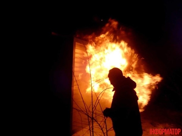 В Киеве на Святошино протестующие разобрали и подожгли строительный забор