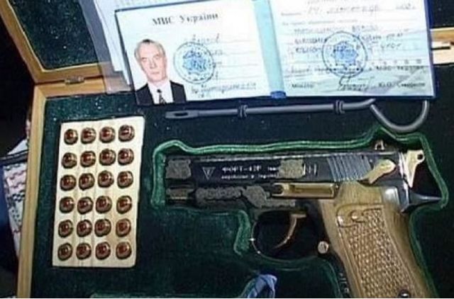 Адвокат о тайнике Азарова: Это провокация. ВИДЕО