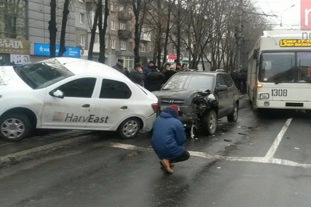 В Мариуполе масштабное ДТП: столкнулось пять автомобилей, в том числе машина полиции
