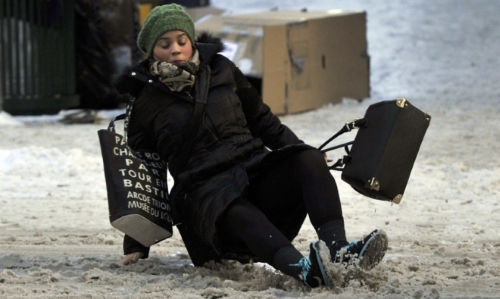 Юрист посоветовал, как найти и наказать виновных в травме на скользкой дороге