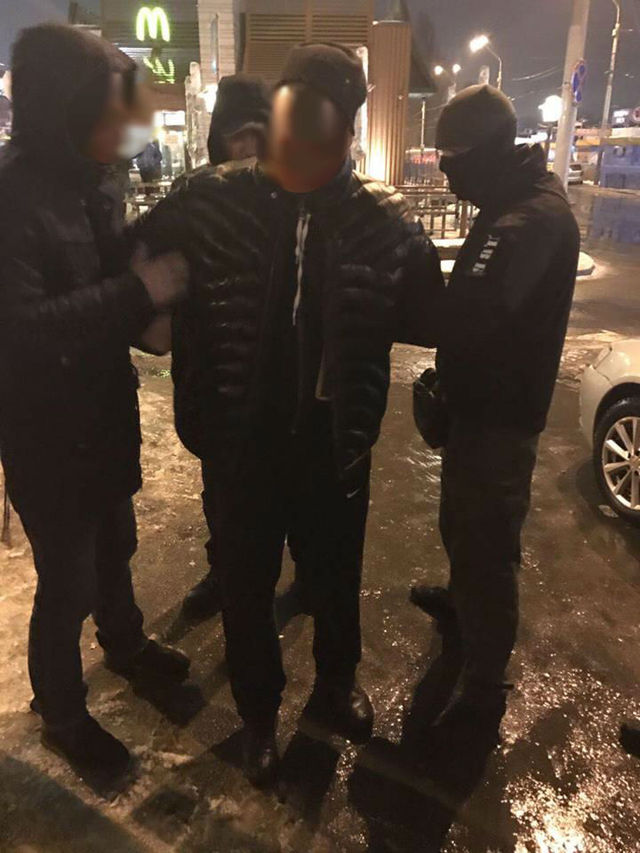 Полицейского, требовавшего взятку у матери задержанного, посадили под домашний арест