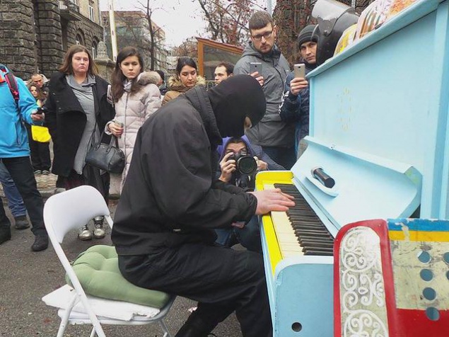 Возле Администрации Президента в Киеве сыграли “Реквием по мечте”
