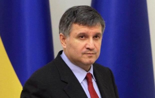 Яценюк получил от Авакова пистолет, а Гройсману досталась штурмовая винтовка