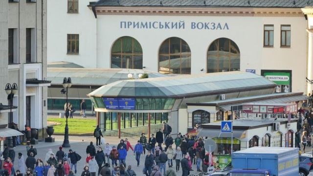 Из Киева массово бегут менеджеры, рабочие и айтишники. И вот почему