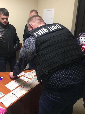 Львовского таможенника задержали вместе с брокерами-«решалами»