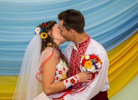 По ускоренной процедуре в Украине уже поженились 3 тысячи пар