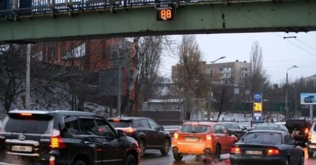 Киевских водителей будет воспитывать табло контроля скорости