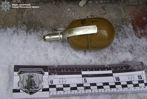 Предпринимателю во двор подкинули игрушку с боевой гранатой