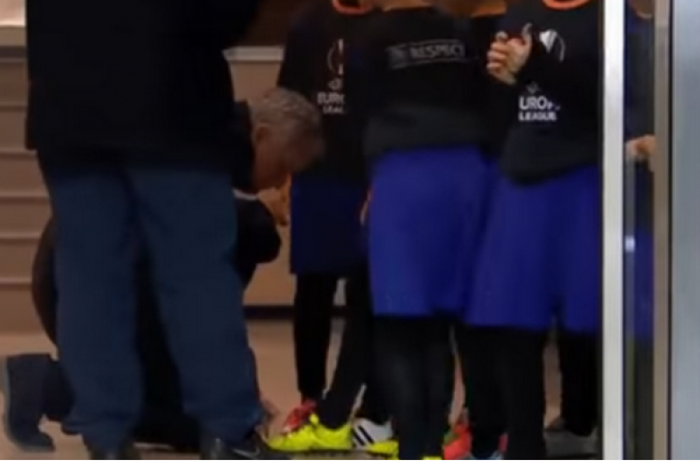 Моуриньо встал на колени перед украинскими детьми. ВИДЕО