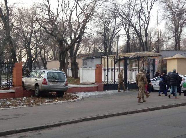 В Одессе автомобиль снес забор Военной академии